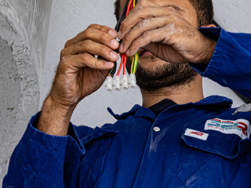 فنّي كهرباء من GPR ينهي توصيلات أسلاك السقف داخل فيلا