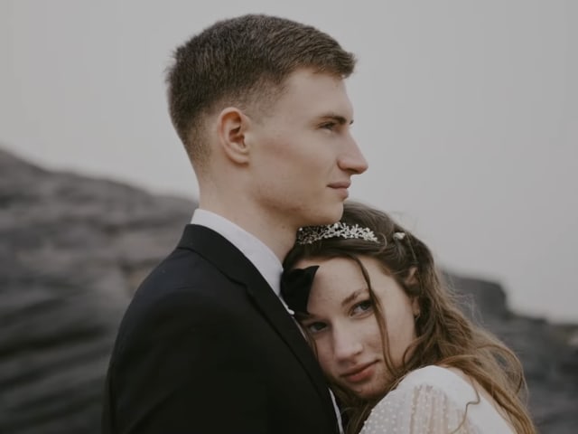 Un ejemplo de un vídeo de boda corto filmado en las orillas del mar Mediterráneo.
