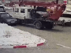 В Волгоградской области на заправке неуправляемый кран протаранил легковушку (ВИДЕО)