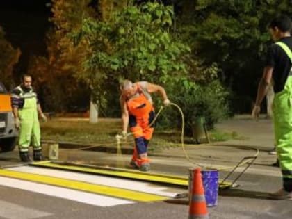В преддверии нового учебного года обновляется дорожная разметка у социальных учреждений Волгограда