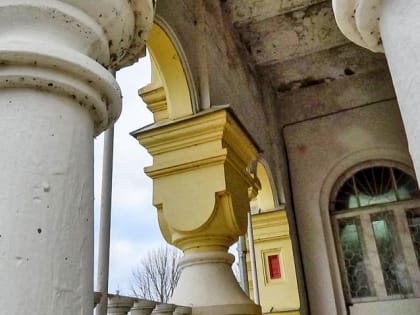 В Камышине на парадном крыльце музея на голову посетителям сыплется штукатурка, - камышанка