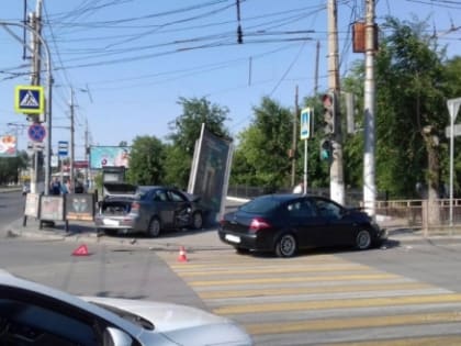 В Волгограде в двойном ДТП пострадала пенсионерка-пешеход