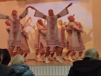 В Камышине шел концерт, а на ступеньке сцены стоял портрет погибшего бойца и лежали розы...