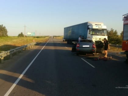 Под Волгоградом водитель «Приоры» погиб под фурой на встречной полосе