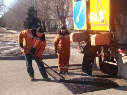 В Волжском ремонтируют внутриквартальные проезды литым асфальтом
