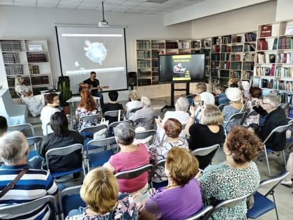 Творческий вечер гостя из Гатчины, автора- исполнителя Сергея Шутилова в модельной библиотеке г.Камышина

 