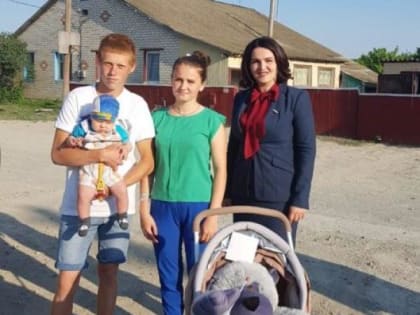 Депутат камышан в Госдуме Анна Кувычко подарила коляску юной паре из села Куланинка Камышинского района