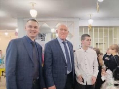 От спикера Камышинской городской думы Владимира Пономарева пришел комичный ответ об острой нехватке стульев для журналистов независимого издания в депутатском зале заседаний