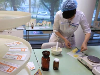 В Волгограде фармацевты аптек «Волгофарм» выпустили свою косметику