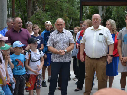 В Волжском после реконструкции открылся сквер Школьный