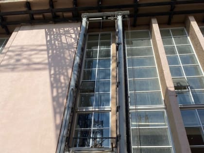 Расследуются обстоятельства гибели и травмирования мойщиков окон в Волжском