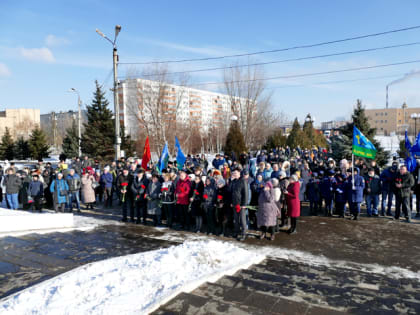 ВОЛЖАНЕ ПОЧТИЛИ ПАМЯТЬ ЗЕМЛЯКОВ, ИСПОЛНЯВШИХ СЛУЖЕБНЫЙ ДОЛГ ЗА ПРЕДЕЛАМИ ОТЕЧЕСТВА