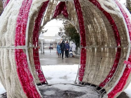 В новогодней камышинской фотозоне образовалась лужа
