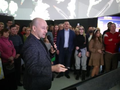 Писатель Стариков провел экскурсию по выставке карикатуриста в Волгограде