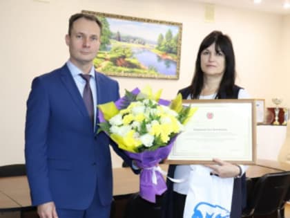 Василий Улитин вручил заслуженную награду главному бухгалтеру Центра социальной защиты населения Ольге Маковкиной