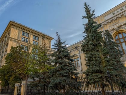 Банк России продлил еще на полгода, до 9 сентября 2023 года, ограничения на снятие наличной иностранной валюты