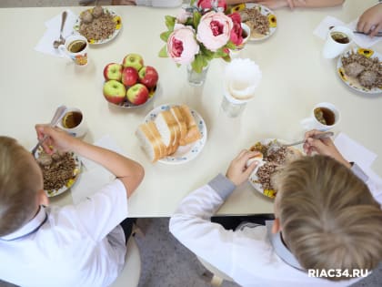 Родителям школьников в Волгоградской области разъяснили, как контролировать питание детей в столовых