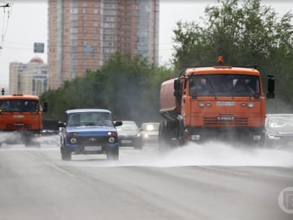 В Волгограде из-за жары стали чаще поливать улицы холодной водой