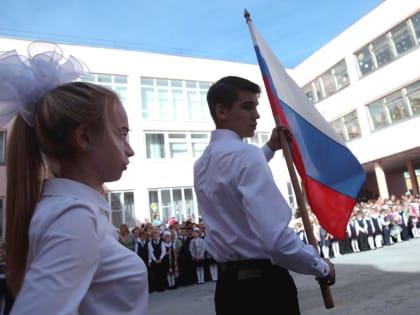Волжские школы оснащаются официальной государственной символикой