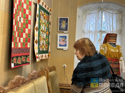 Ангел свободы и вязаный вертеп: в Картинной галерее открылась выставка волжских народных умельцев «Рукотворные чудеса»