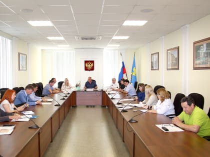 ГАРАНТИЙНЫЙ РЕМОНТ ДОРОГ, БЕЗОПАСНОСТЬ ПЕШЕХОДНЫХ ПЕРЕХОДОВ И ОПЛАТА ОТОПЛЕНИЯ ПО СХЕМЕ «1/7» СТАЛИ ТЕМАМИ ЗАСЕДАНИЯ КОМИССИИ ПО ГОРОДСКОМУ ХОЗЯЙСТВУ