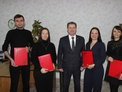 13 января глава Камышина Станислав Зинченко взял стопу грамот «имени себя» и пошел вручать их  в газету своей племянницы
