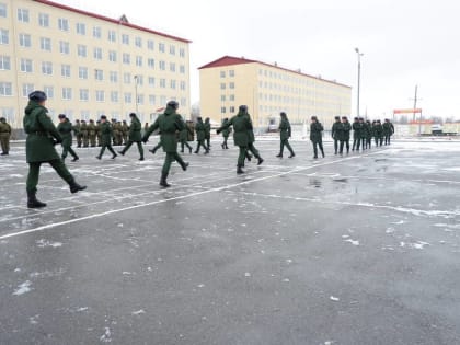 Волгоградских военных защищают от ОРВИ чесноком и луком