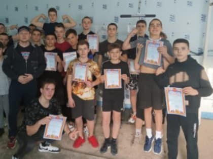 На соревнованиях по подъёму штанги на бицепс стоя