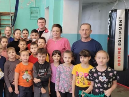 Руководитель фракции КПРФ Тамара Головачева вручила подарки юным спортсменам Ленинского района