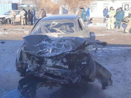 Под Волгоградом в крупном ДТП пострадали двое взрослых и трое детей