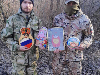 В Камышине школьники создали матрешек для участников СВО