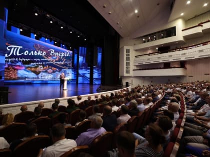 Андрей Бочаров проводит масштабную встречу с общественностью Волгоградской области