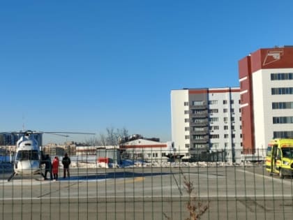 Санитарный вертолет доставил в больницу Волгограда маленького ребенка