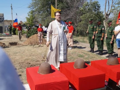 В Калачевском благочинии состоялось перезахоронение останков советских воинов