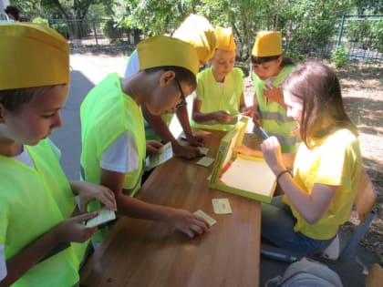 В Волжском воспитанники летних пришкольных лагерей соревновались в конкурсе  «Ни дня без Правил дорожного движения»