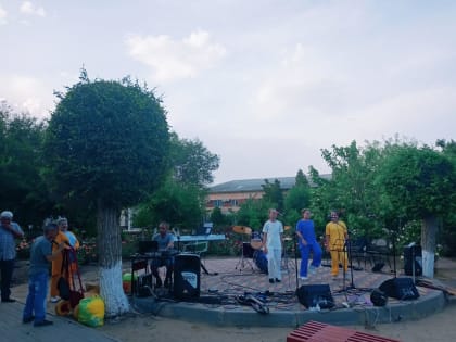 Теплым пятничным вечером