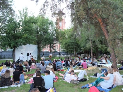 Волгоградцев зовут в парк бесплатно смотреть кино и слушать песни