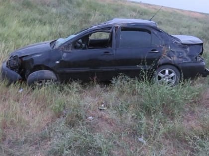 Под Волгоградом Mitsubishi Lancer перевернулся из-за рассыпавшейся подвески