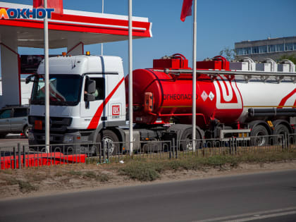 На заправках Волжского подешевел дизель: бензин держит цену
