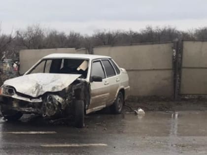 На севере Волгограда водитель легковушки врезался в металлический забор