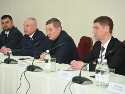 Онкоцентр для жителей северных районов Волгоградской области, развитие инфраструктуры, планы на перспективу: губернатор провел встречу с активом Урюпинска