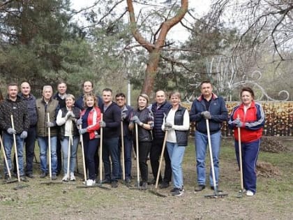 Парламентарии вышли на субботник