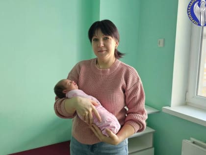 В Волгограде выписали из роддома двух малышек-торопыжек