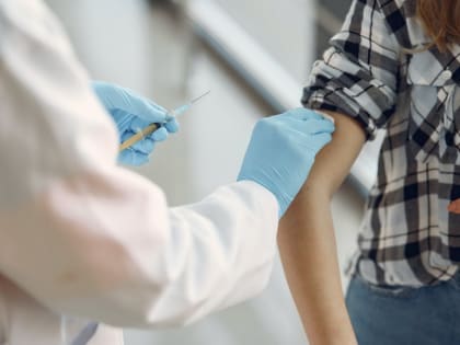 В Минздраве заявили об отсутствии смертей среди вакцинированных от коронавируса