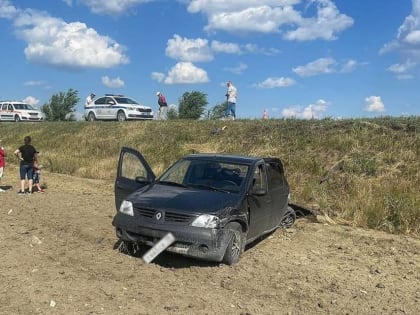Под Волгоградом на трассе столкнулись три автомобиля