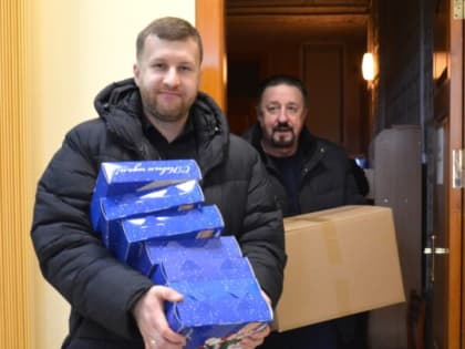 Новогодние подарки вручаются младшим школьникам