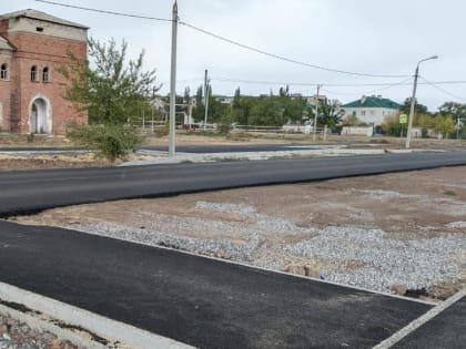 В Волжском идут работы по обновлению дороги рядом со спортивным комплексом