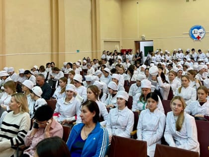 ПРЕДСЕДАТЕЛЬ ГОРДУМЫ СЕРГЕЙ АКСЕНОВ И ДЕПУТАТ АННА АНДРЕЕВА ПОЗДРАВИЛИ С ДНЕМ РОССИЙСКОГО СТУДЕНСТВЕСТВА УЧАЩИХСЯ МЕДКОЛЛЕДЖА