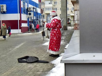 В Камышине Дед Мороз решил спеть под гитару в качестве подработки
