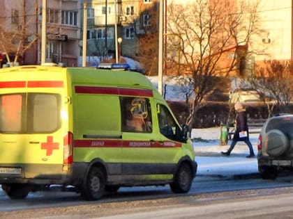 В Камышинском районе на проселочной дороге не разъехались две легковушки: двоих пострадавших пришлось отправлять на «скорой» в больницу Камышина